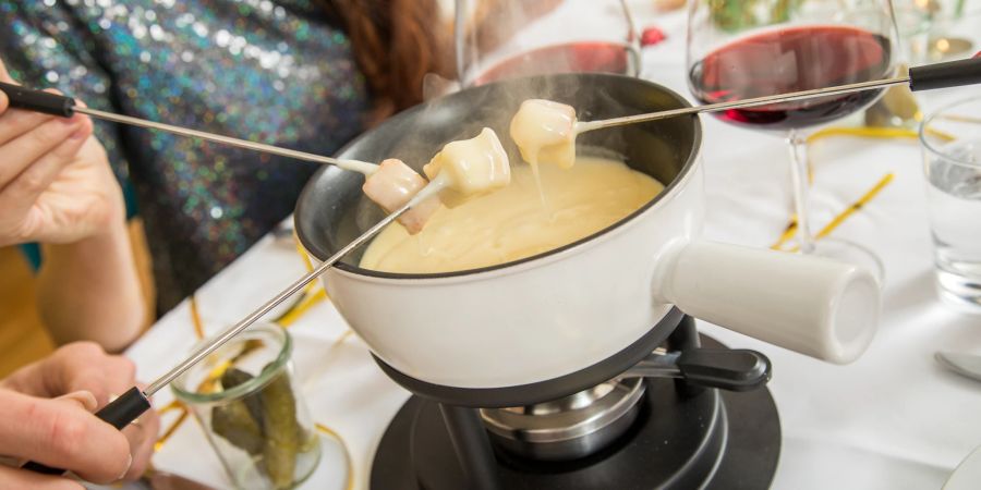 Käsefondue Hände Fonduegabeln Fonduetopf Brot Käse