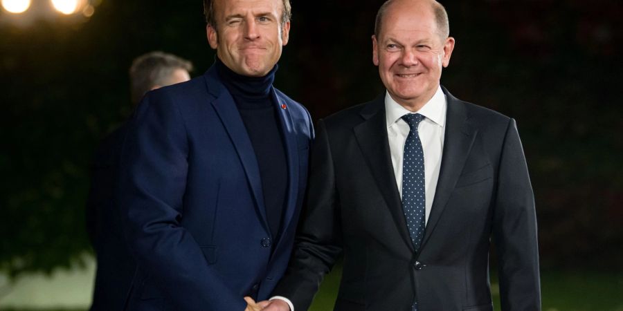 Bundeskanzler Olaf Scholz und Frankreichs Präsident Emmanuel Macron beim Staatsempfang in Berlin.