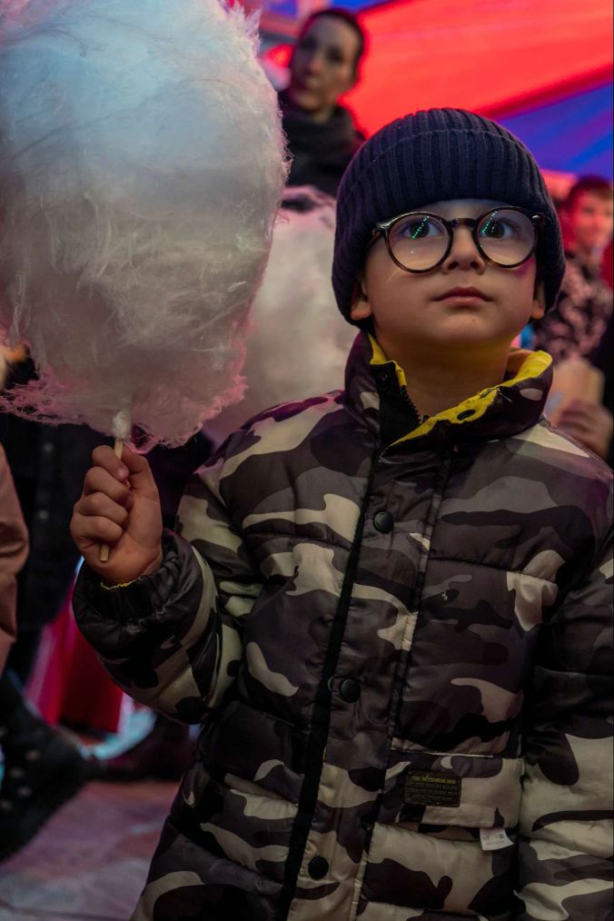 Zuckerwatte als Proviant: Nicolas wartet gespannt auf das Spektakel.