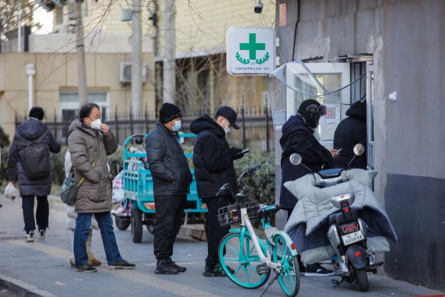 Menschen stehen vor einer Apotheke in Peking Schlange. Seit der Lockerung der Corona-Regeln explodieren in China die Fallzahlen.