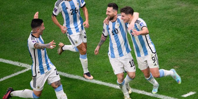 Argentiniens Julian Alvarez (r) jubelt nach einem Tor mit Lautaro Martínez (l-r), Nahuel Molina und Lionel Messi. Argentiniens Julian Alvarez (r) jubelt nach einem Tor mit Lautaro Martínez (l-r), Nahuel Molina und Lionel Messi.