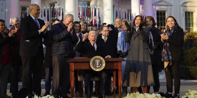 US-Präsident Joe Biden unterzeichnet auf dem Südrasen des Weissen Hauses das Gesetz zum Schutz gleichgeschlechtlicher Ehen. Joe Biden