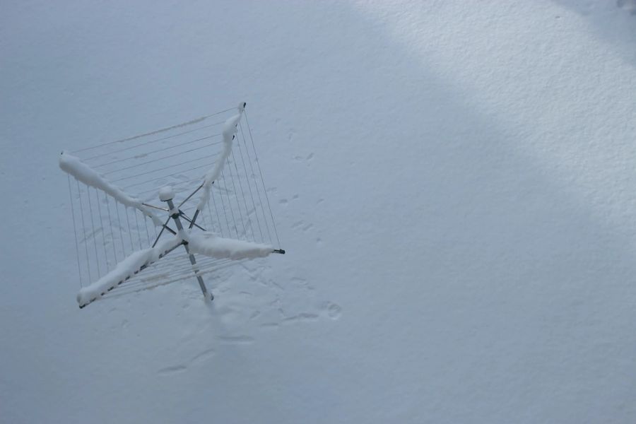 Schnee Wäschespinne Garten Schatten