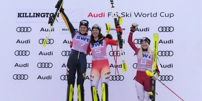 Die Schwedin Anna Swenn Larsson (l) und die Schweizerin Wendy Holdener feiern ihren gemeinsamen ersten Platz. WCUP Womens Slalom Killington
