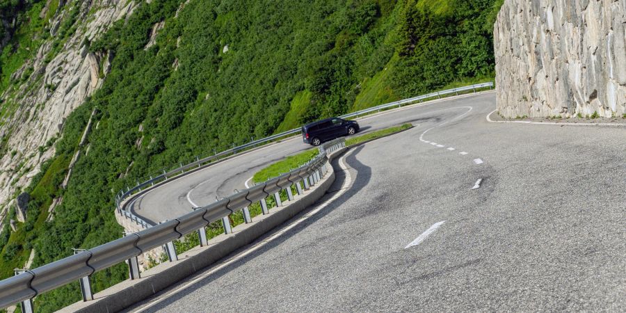 Ein Fahrzeug fährt eine Pass-Strasse hoch. (Symbolbild)
