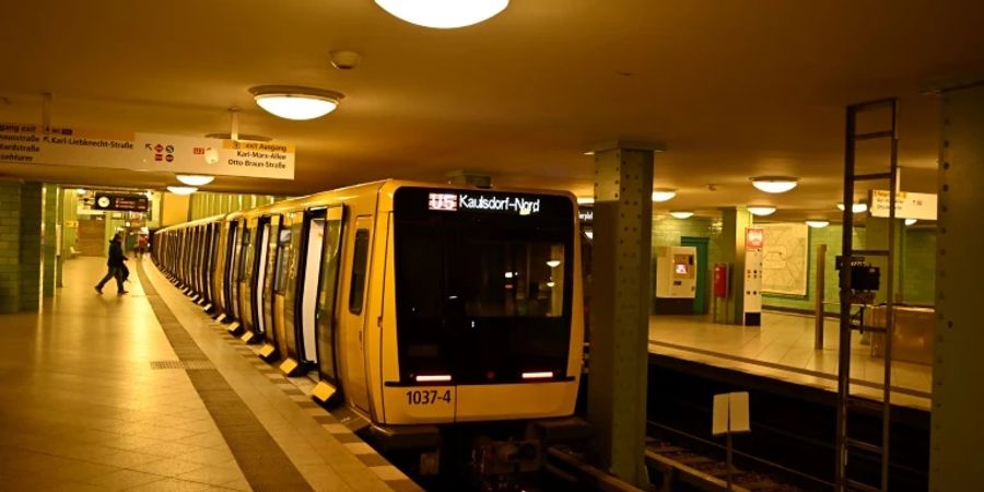 U-Bahn im Bahnhof Alexanderplatz