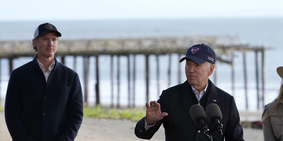 Joe Biden, Präsident der USA, spricht, während Gavin Newsom (l), Gouverneur von Kalifornien, im Seacliff State Park zuhört. Foto: Susan Walsh/AP/dpa
