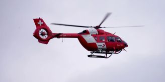 Ins Spital geflogen - E-Roller-Fahrer (43) bei Sturz verletzt
