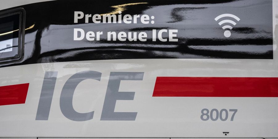 Zur Premiere des ICE 3 Neo steht die neue Variante des Schnellzuges abfahrbereit im Hauptbahnhof von Frankfurt.