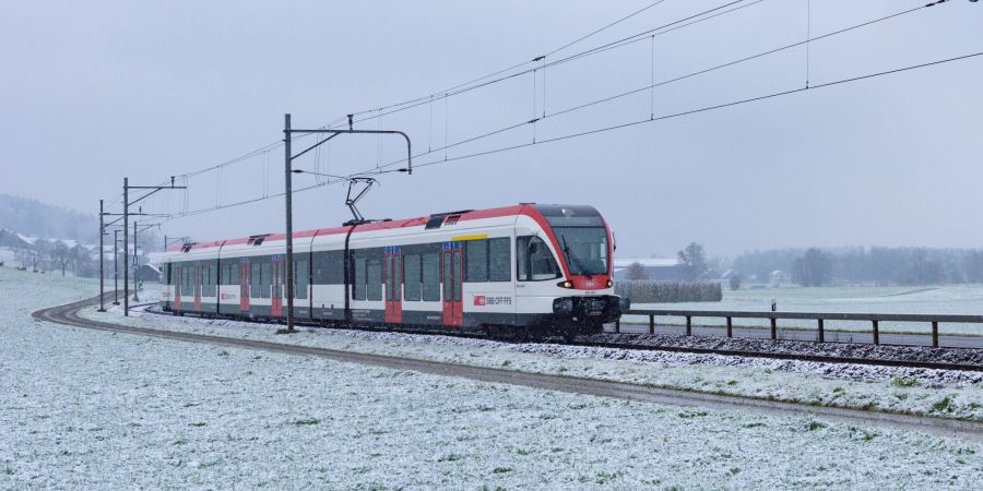 Ein SBB ICN Zug in einer mit Schnee bedeckten Landschaft. (Symbolbild)