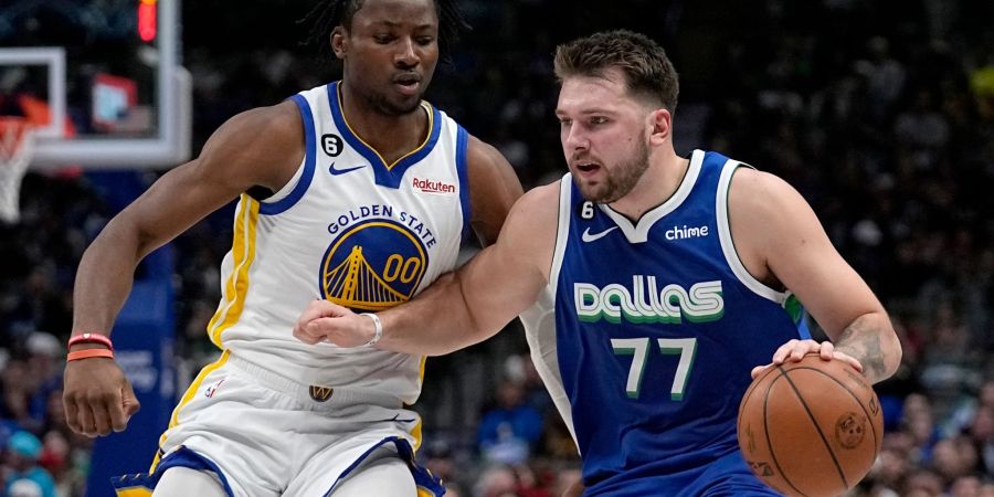 Luka Doncic (77) von den Dallas Mavericks in Aktion mit Jonathan Kuminga (00) von den Golden State Warriors.