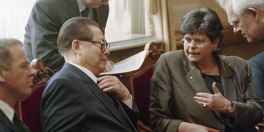 Beim Besuch des damaligen chinesischen Staatschefs Jiang Zemin (zweiter von links) 1999 in der Schweiz kam es zu einem Eklat. Exil-Tibeter hatten auf den Dächern rund um das Bundeshaus Fahnen geschwenkt, die zur Befreiung Tibets aufriefen. (Archivbild)