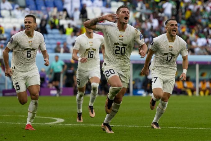 Werden die Serben an der WM 2022 gegen die Schweizer Nati zum Jubeln kommen? Buchmacher sehen das Team um Sergej Milinkovic-Savic (Mitte) vorne. wm 2022 schweizer nati