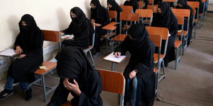 Im Oktober durften Frauen noch die Aufnahmeprüfung für die Universität in Kabul ablegen. Mittlerweile ist ihnen der Besuch der Universität aber untersagt. Taliban