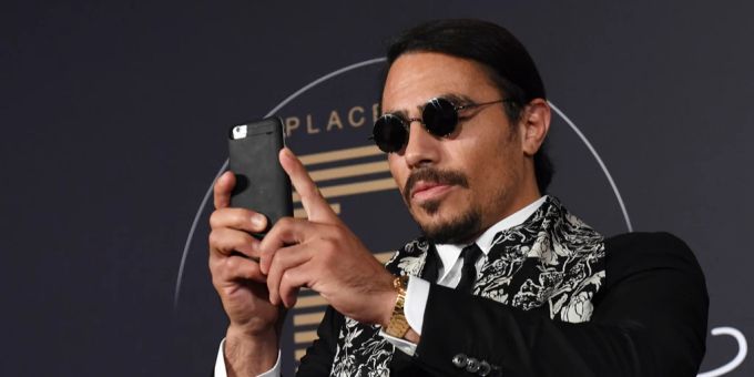 Salt Bae, der mit richtigem Namen Nusret Gökçe heisst, servierte seine Goldsteaks schon unzähligen Fussball- und Hollywood-Stars. wm 2022
