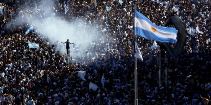 Buenos Aires - Hunderttausende feiern in Buenos Aires Argentiniens Fussball-WM-Triumph