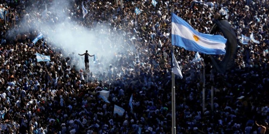 Jubelnde Menge am Obelisken in Buenos Aires