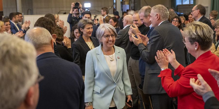 Bundesrätin Elisabeth Baume-Schneider wird im Progr von Parteimitgliedern gefeiert.