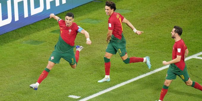 Portugals Cristiano Ronaldo (l) jubelt nach einem Tor, gefolgt von Teamkameraden. Portugals Cristiano Ronaldo (l) jubelt nach einem Tor, gefolgt von Teamkameraden.
