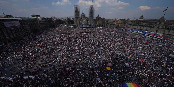 Menschen versammeln sich auf dem Zócalo in Mexiko-Stadt, um dem mexikanischen Präsidenten López Obrador zuzuhören. Menschen versammeln sich auf dem Zócalo in Mexiko-Stadt, um dem mexikanischen Präsidenten López Obrador zuzuhören.