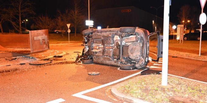 Niederuzwil: Auto kippt auf die Seite Niederuzwil: Auto kippt auf die Seite