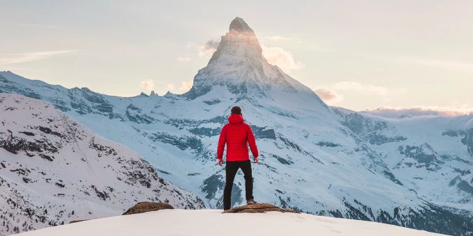 Wir können alles erreichen, wenn wir die nötigen Schritte tun. Mann vor Matterhorn