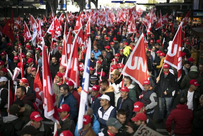 Bauerbeiter protestieren am 11. November 2022 im Zürcher Hauptbahnhof gegen die Verschlechterung der Arbeitsbedingungen. Im Baugewerbe konnte mit einer pauschalen Erhöhung der Löhne um 150 Franken ein «zufriedenstellendes» Ergebnis erzielt werden, wie «Travail.Suisse» mitteilt. (Archivbild) Lohnrunde 2023