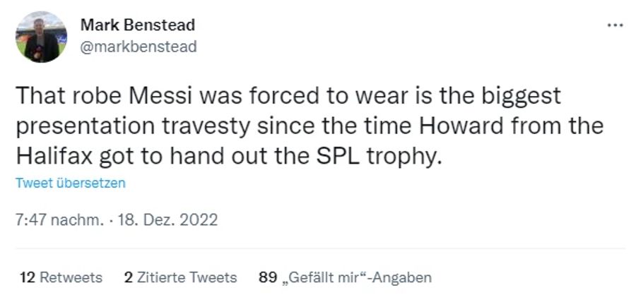 Die Fans kritisieren, dass Lionel Messi zur Pokal-Übergabe in die Robe gesteckt wurde.