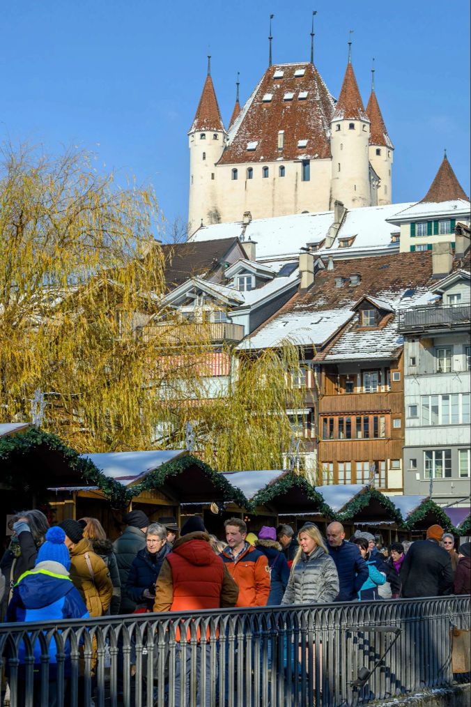 Besucher des Weihnachtsmarkt 2022 in Thun auf der Mühlegässlibrücke.