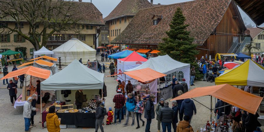 Der Könizer Weihnachtsmarkt 2022 im Schlosshof. - Köniz