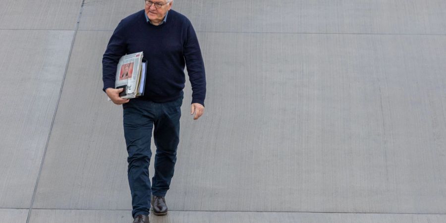 Bundespräsident Frank-Walter Steinmeier auf dem Weg zum Flugzeug.