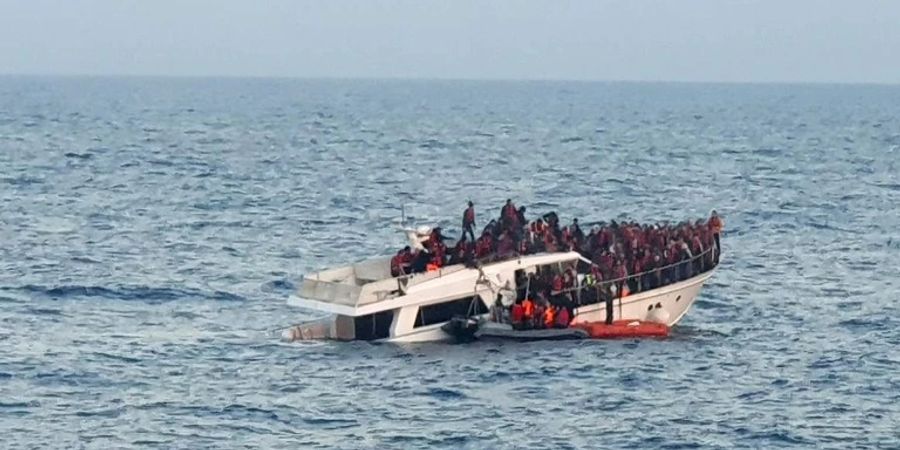 Sinkendes Flüchtlingsboot vor Libanons Küste