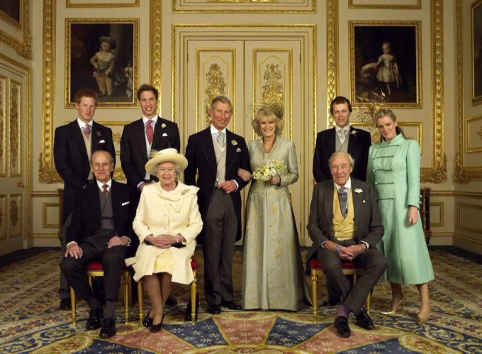 Das Hochzeitsbild von King Charles und Camilla aus dem Jahr 2005. Rechts: Camillas Vater Bruce Shand. King Charles Camilla