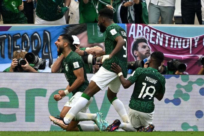 Saudi-Arabiens Saleh Alshehri (links) jubelt nach dem Tor zum 1-1 gegen Argentinien an der WM 2022. WM 2022