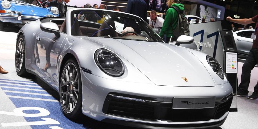 Auf dem Genfer Autosalon wird ein Porsche 911 Cabriolet präsentiert.