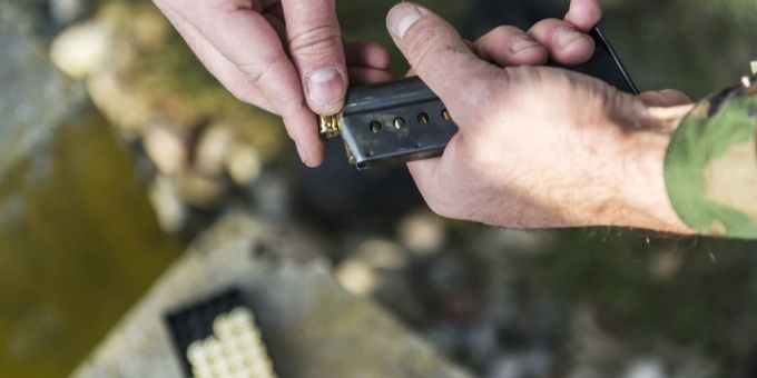 Ein Soldat lädt das Magazin seiner Pistole., (Symbolbild) soldat