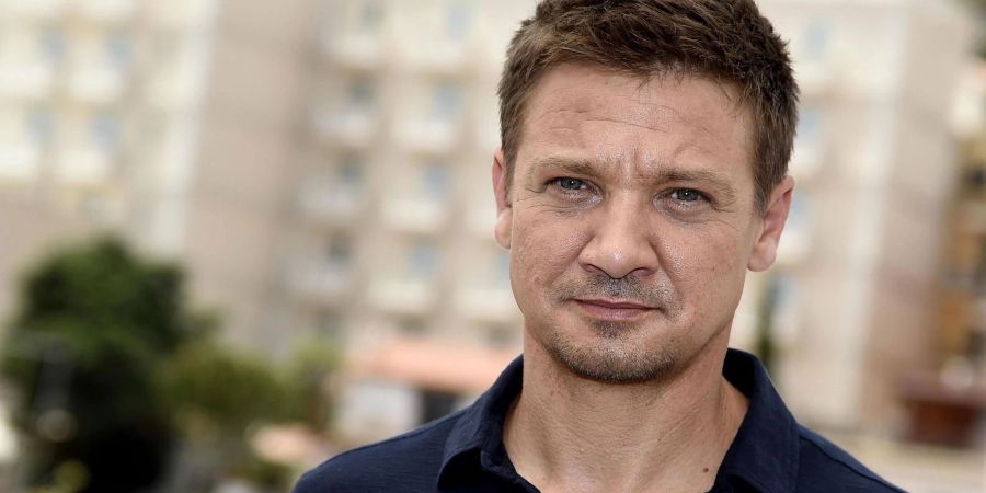 Der US-Schauspieler Jeremy Renner musste nach einem Unfall im Schnee auf die Intensivstation eines Krankenhauses.