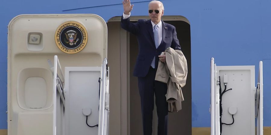 Der US-Präsident Joe Biden winkt vom oberen Ende der Treppe, bevor er an Bord der Air Force One geht. Biden reist zu politischen Gesprächen nach Mexiko. Foto: Carolyn Kaster/AP/dpa