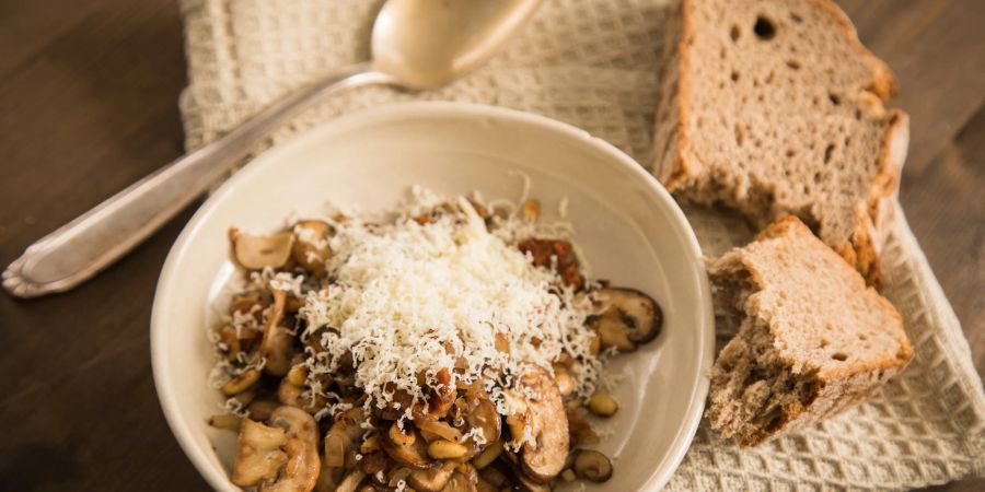 Pilzgericht Pilzpfanne Brot Lóffel