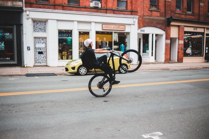 Cool ist eine Frage von vielem, aber bestimmt nicht eine Frage des Velo-Helms. Strasse Velo-Fahrer Helm cool