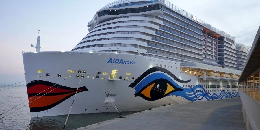 Das Kreuzfahrtschiff «Aidanova» fährt vorerst mit dem Dieseltreibstoff Marinegasöl.