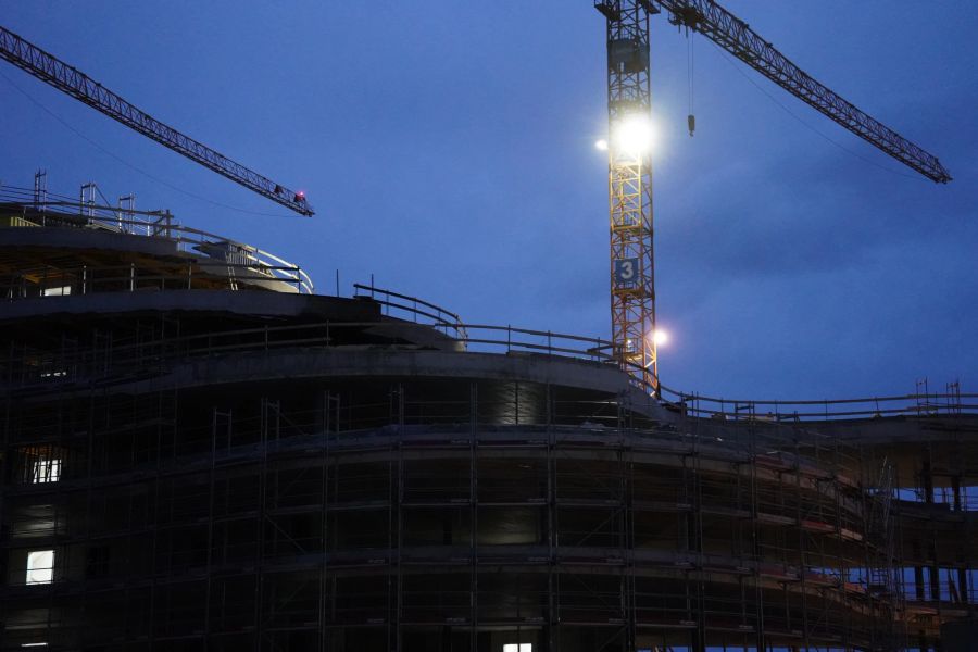 In Baar ZG ist eine Baustelle in Brand geraten.