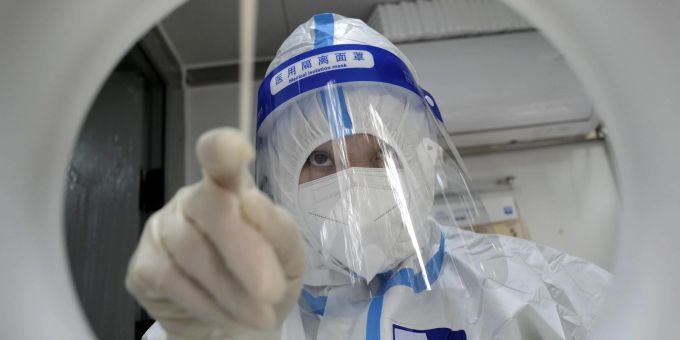 Ein medizinischer Mitarbeiter in Schutzkleidung während er einen PCR-Test zum Nachweis des Coronavirus durchführt. Ein medizinischer Mitarbeiter in Schutzkleidung während er einen PCR-Test zum Nachweis des Coronavirus durchführt.