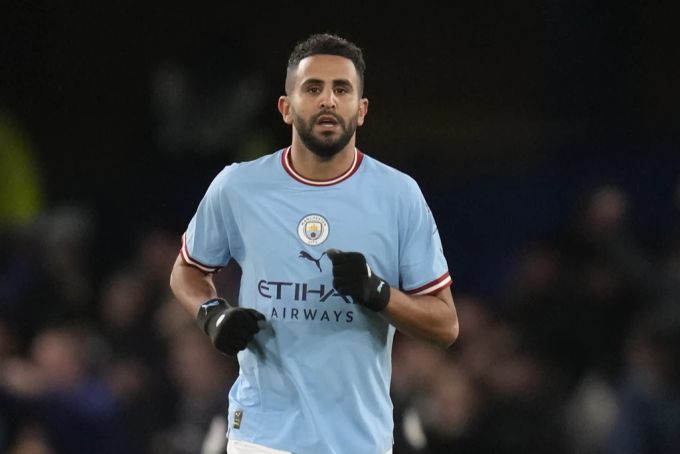 Riyad Mahrez schiesst auswärts bei Chelsea das 1:0 für Manchester City. Manchester City