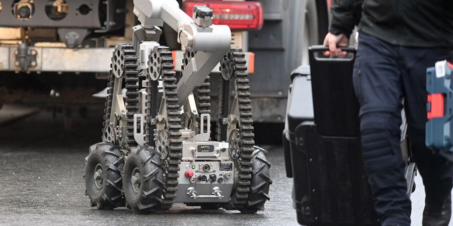 Ein ferngesteuertes Roboterfahrzeug war bei den Untersuchungen ebenfalls zum Einsatz gekommen. Ein Iraner soll einen Giftanschlag geplant haben. Der 32-jährige und sein Bruder waren bei einem Grosseinsatz der Polizei festgenommen worden.