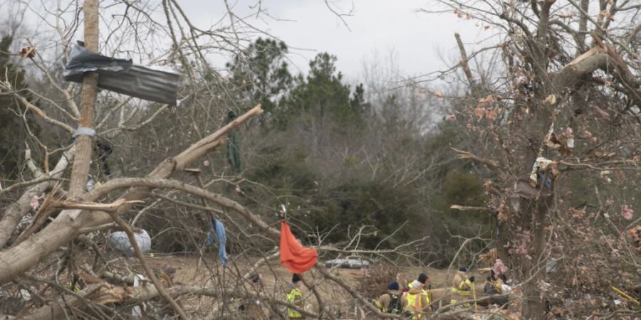 Such- und Rettungsteams untersuchen nach dem Tornado vom Donnerstag die Sandy Ridge Road in Old Kingston, Alabama. Foto: Jake Crandall/The Montgomery Advertiser via AP/dpa - ACHTUNG: Nur zur redaktionellen Verwendung und nur mit vollständiger Nennung des vorstehenden Credits