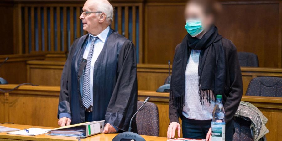 Die Frau, die ihre beiden Töchter von einem Balkon geworfen haben soll und anschliessend selbst hinterher sprang, steht neben ihrem Anwalt Walter Teusch im Landgericht Saarbrücken.