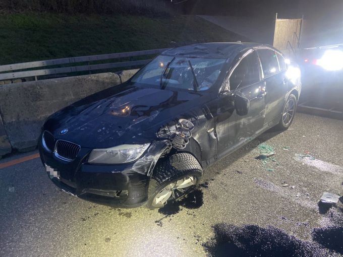 Lenker und Beifahrer wurden leicht verletzt. Kantonspolizei Aargau