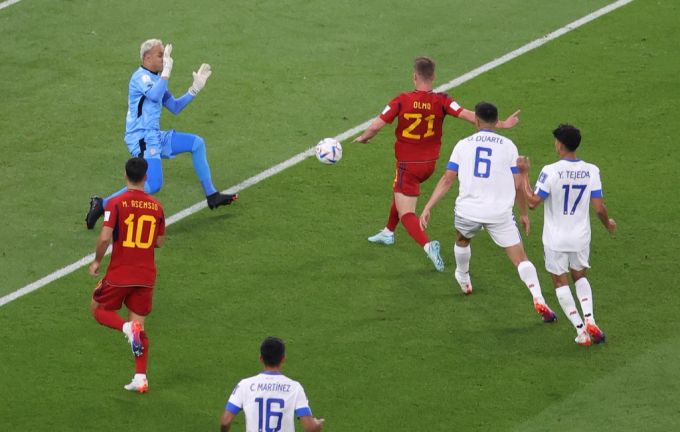Dani Olmo trifft für Spanien per Lupfer zum 1:0. Dani Olmo