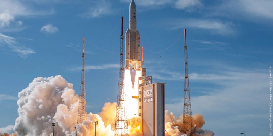 Eine Rakete des Typs Ariane 5 startet im französischen Kourou.